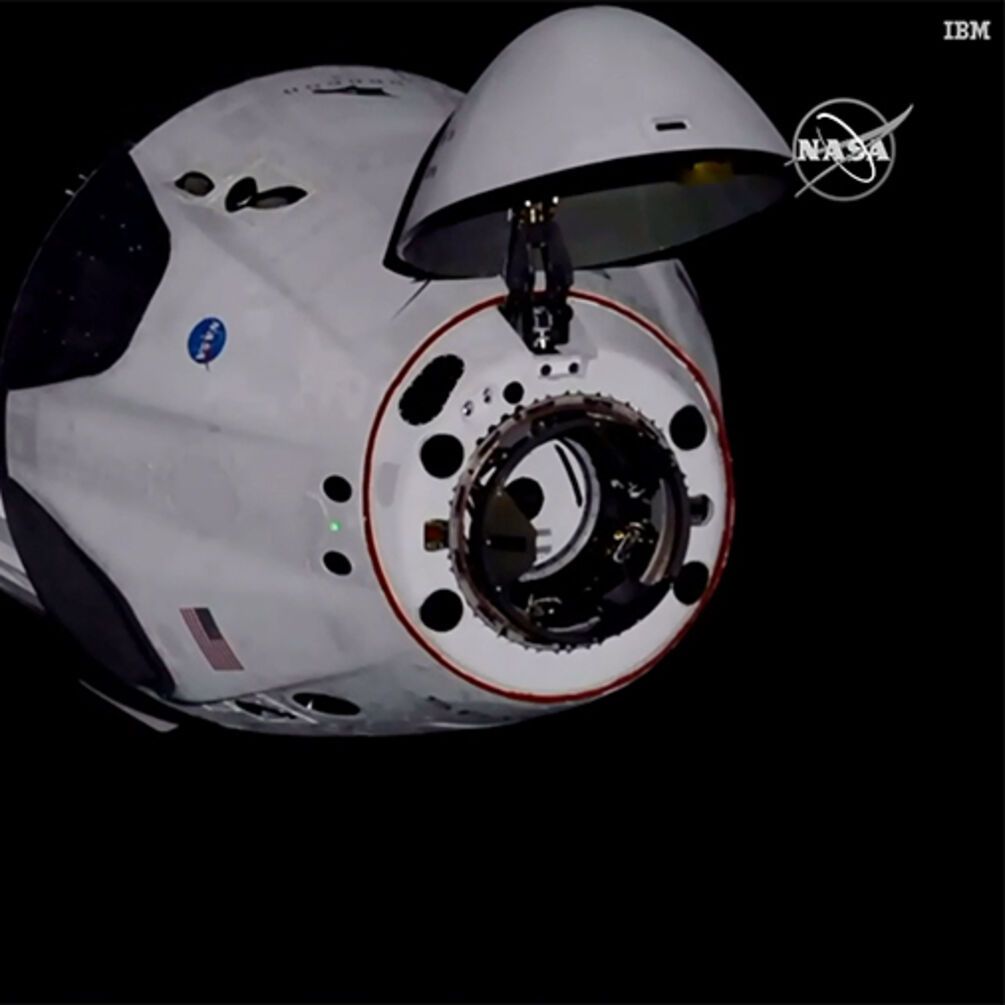Корабль Space X с астронавтами совершил успешную стыковку с МКС