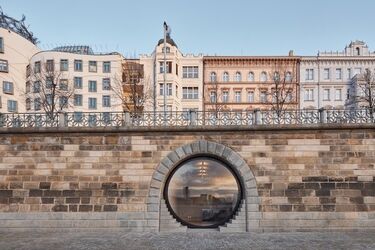 У Празі оновили набережну. Тут встановили круглі вікна-двері (фото)