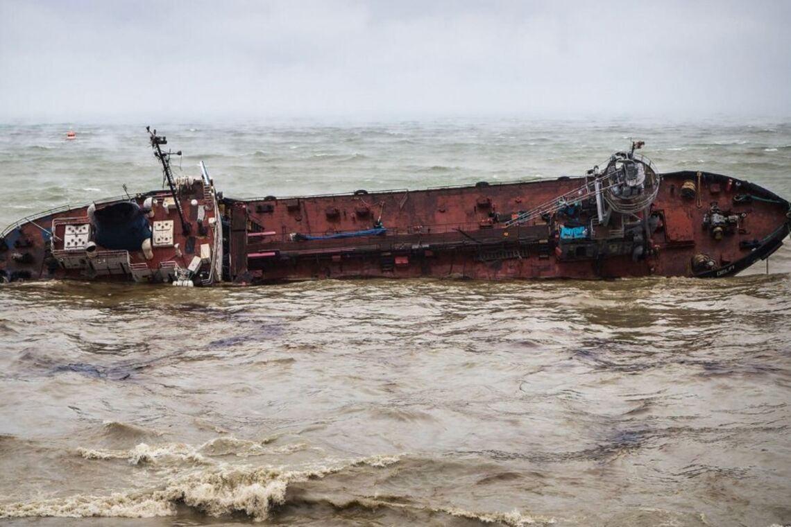 Фото: в Одесі зірвалися спроби прибрати з пляжу затонулий танкер