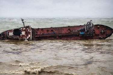 Фото: в Одессе сорвались попытки убрать с пляжа утонувший танкер