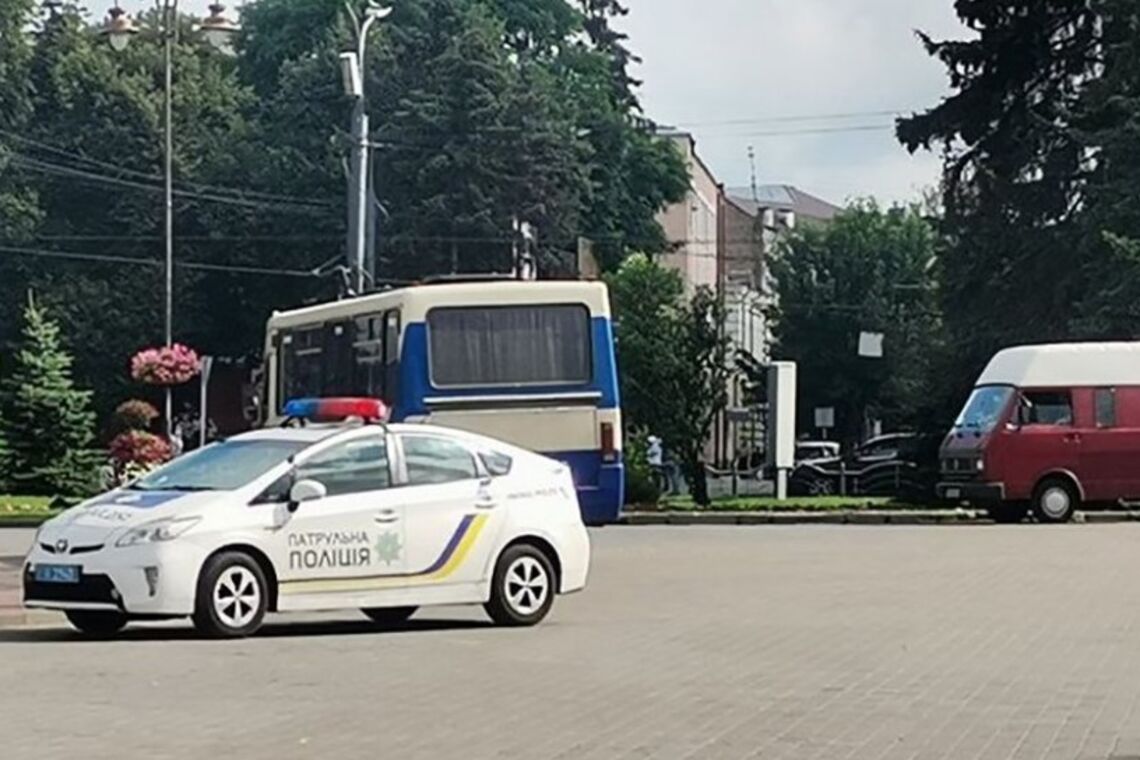 Луцький терорист утримує в автобусі дітей та жінок