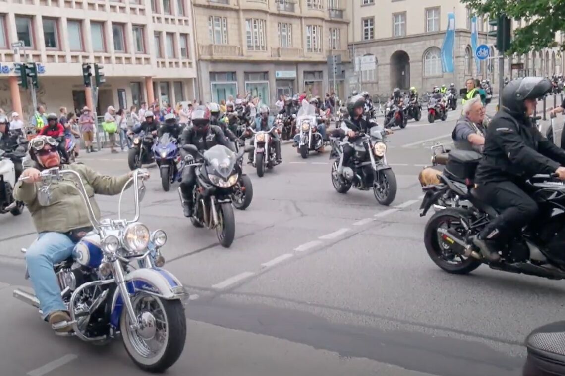 В Германии на акции протеста вышли тысячи байкеров