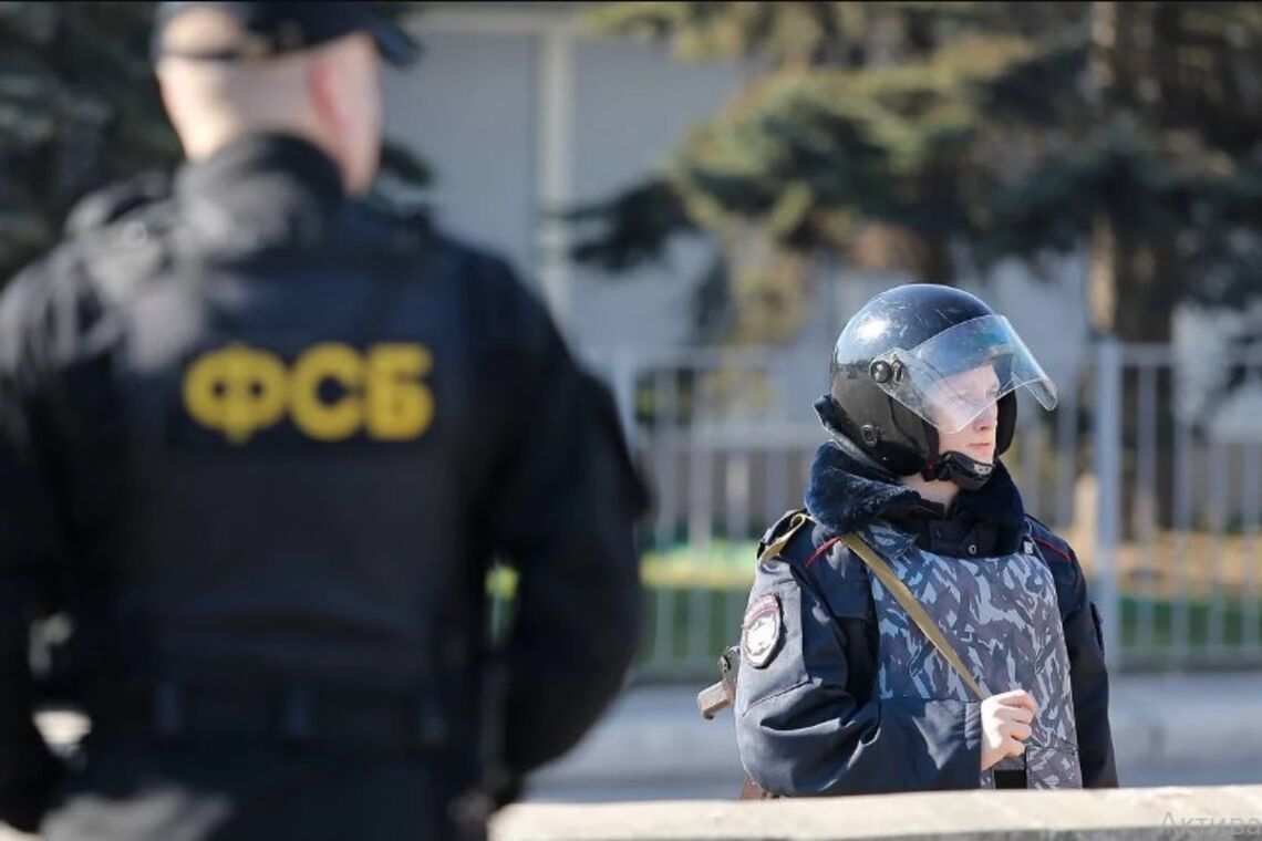 В оккупированном Крыму ФСБ устроила обыски и задержала активистов