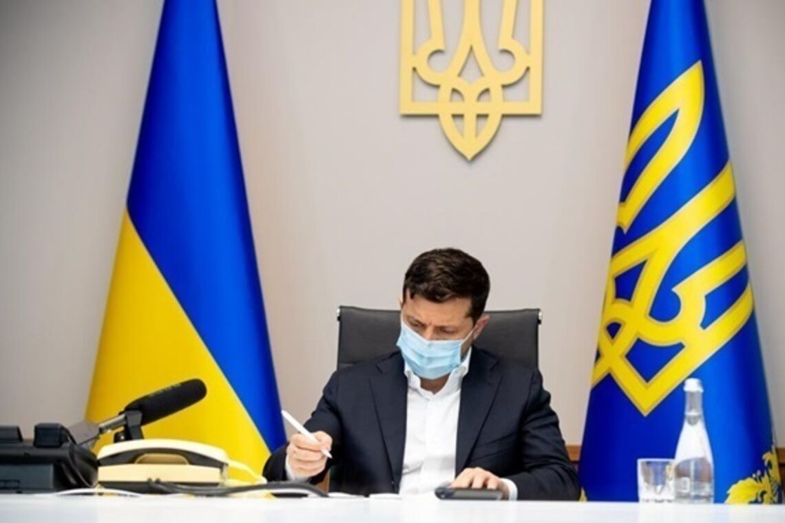 В Україні введуть податкові канікули і роздадуть по 8000 грн: Зеленський підписав закони