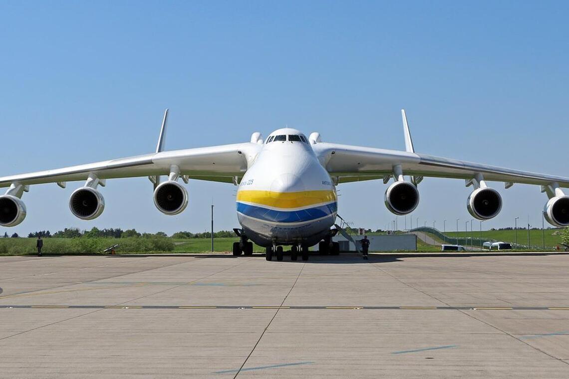 Украинский самолет 'Мрія' доставил в Израиль военный груз из США: эффектное видео приземления