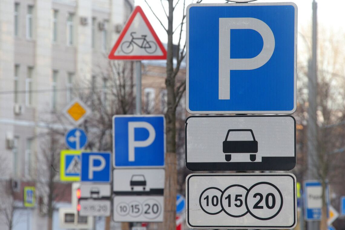 Киевлянам выписали штрафов на полмиллиона гривен за задержку оплаты парковки