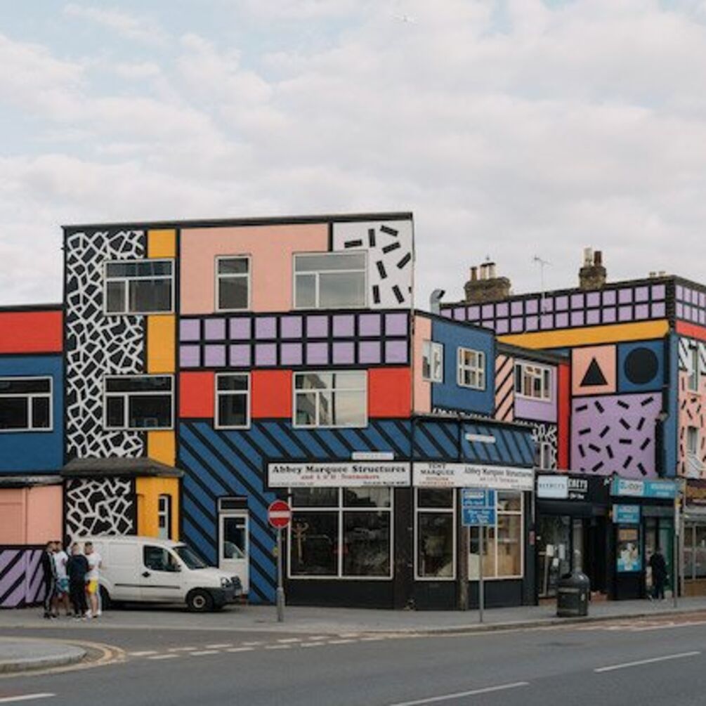 У Лондоні розмалювали цілий квартал геометричним муралом (фото)
