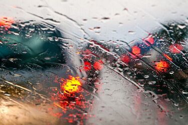 Как правильно ездить на автомобиле в дождь: главные советы