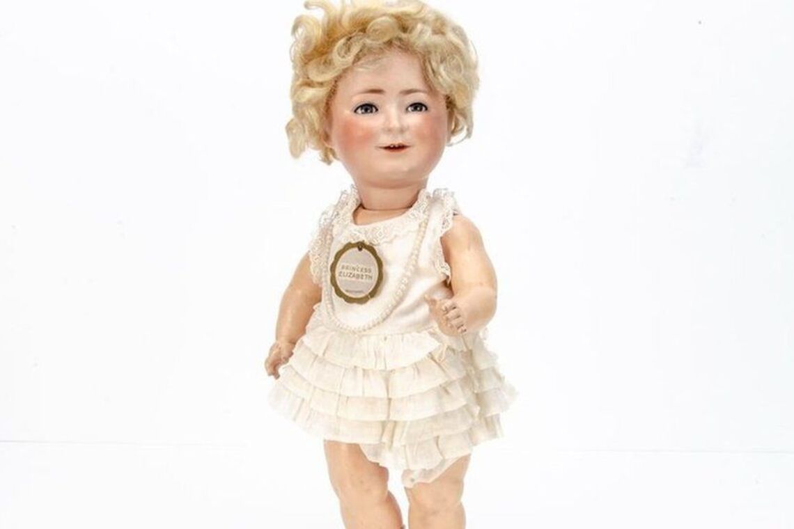 'Слишком пухлую' куклу королевы Елизаветы II выставят на продажу