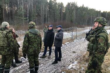 Эстония воздвигла 'стену' на границе с Россией