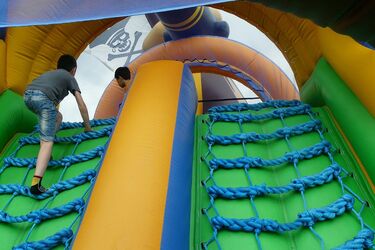 Надувний атракціон