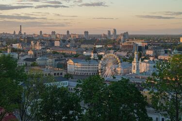 В Киеве после зимы тротуары ушли под землю, а власти обещают большие ремонты дорог