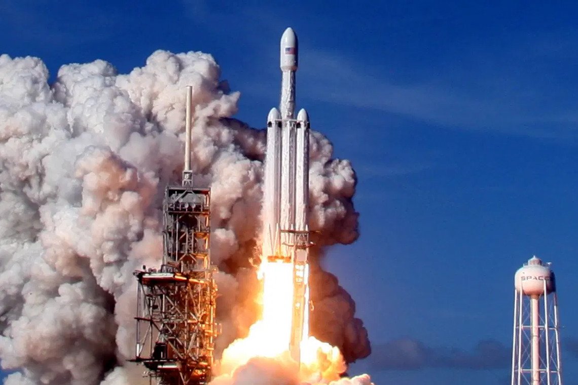 SpaceX запустила чергову ракету з супутниками Starlink. яскраве відео