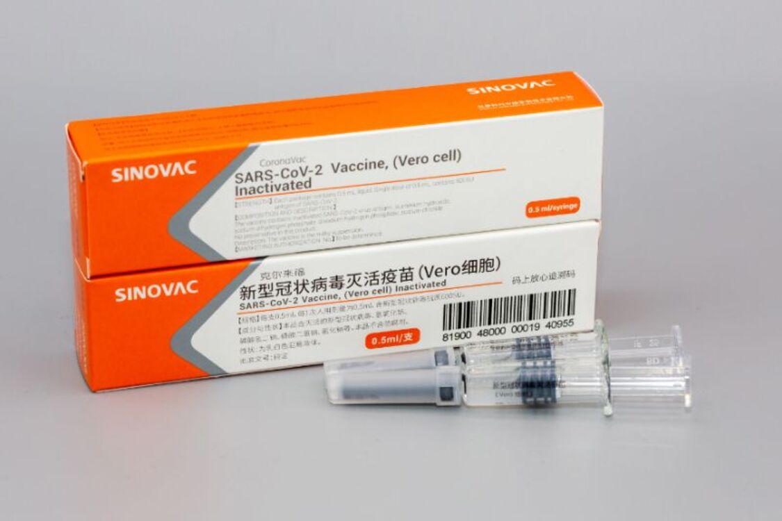 В Украине начали вакцинацию препаратом CoronaVac