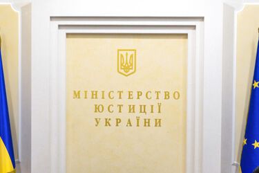 Уряд дозволив автоматичне списання грошей з рахунків боржників – за будь-які борги