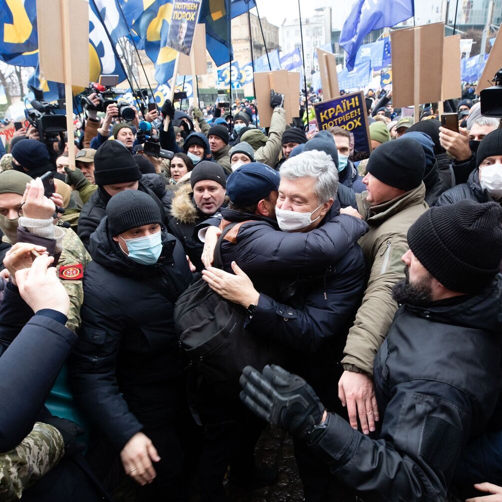 Под судом произошли столкновения сторонников Порошенко с полицией 