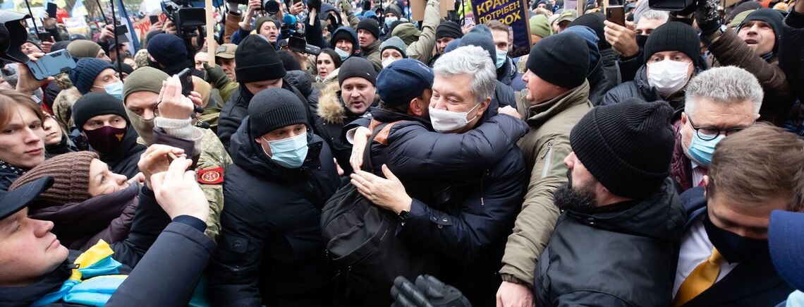 Под судом произошли столкновения сторонников Порошенко с полицией 