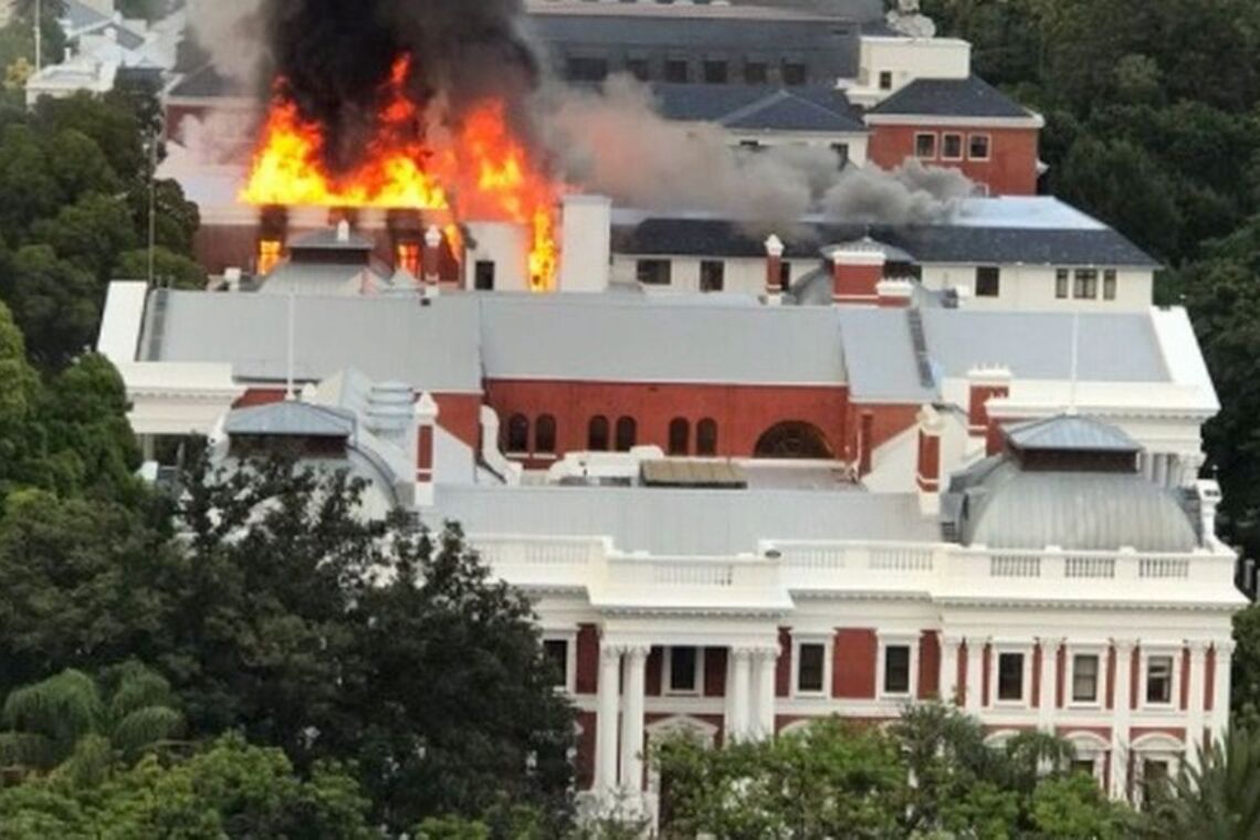 Пожар в парламенте в Кейптауне