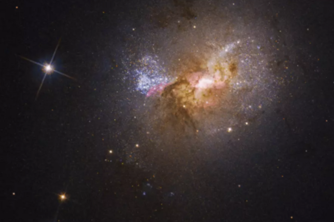 Астрофизики нашли создающую звезды черную дыру