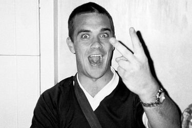 Робби Уильямс решил продать картины Бэнкси