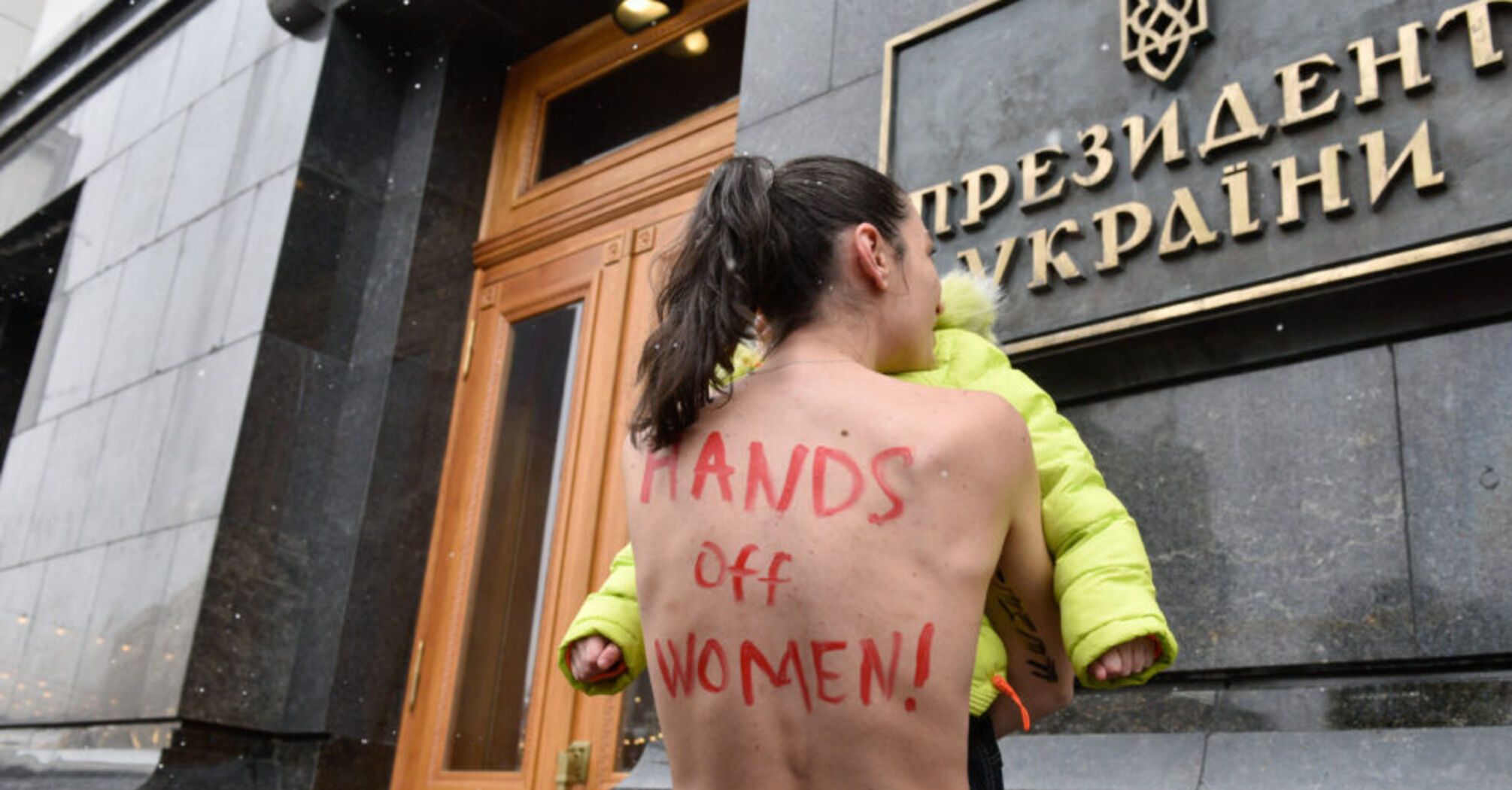 Учасниця Femen роздяглася під офісом Зеленського