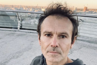 Вакарчук заспівав на мосту у Києві, який витримав удар росіян (відео)