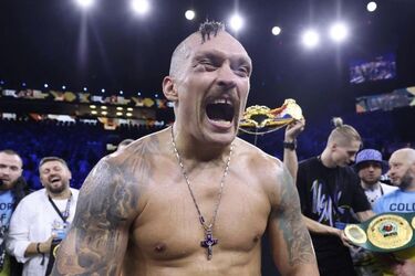 Боксер Усик приїхав до ТРО Кривого Рогу з підтримкою та показав нагороди (фото)