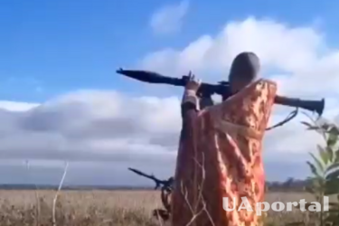 'Христос Воскресе': Появилось видео, как священник РПЦ стреляет из гранатомета по украинцам (видео)