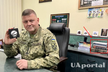 'Словник російського воєнного сленгу': Які книжки помітили на столі Валерія Залужного (фото)