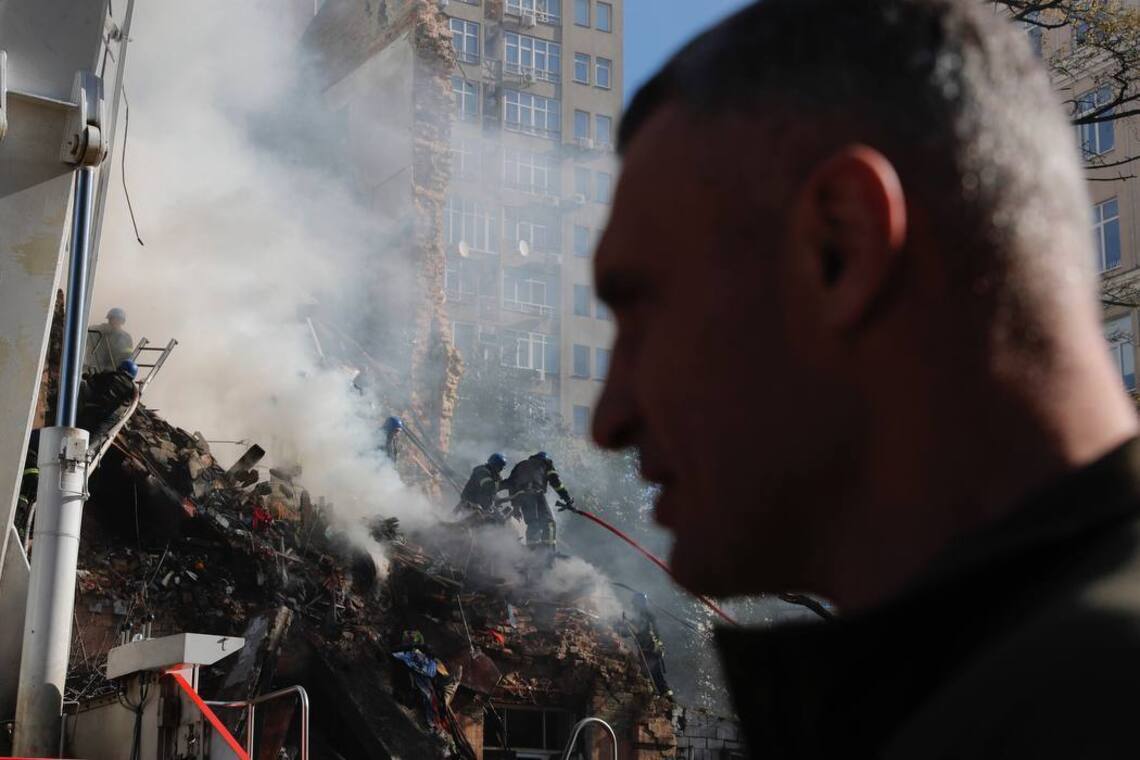 Пострадали 16 семей: Кличко рассказал, что будет с жителями разрушенного дома (видео)