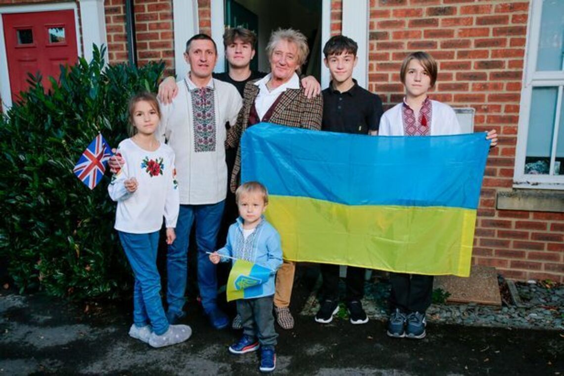 Британський музикант сер Род Стюарт дав притулок багатодітній родині біженців з України - Mirror