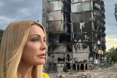 Актриса Ольга Сумская показалась без мейкапа в обнимку с собачками (фото)