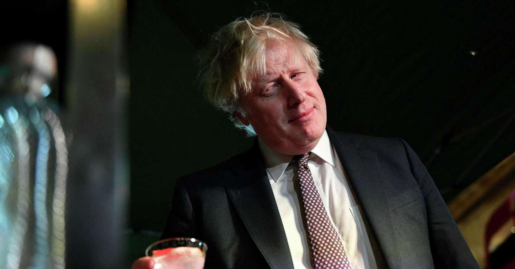 Ймовірний кандидат у прем'єри Британії Борис Джонсон помічений на відпочинку у барі - фото