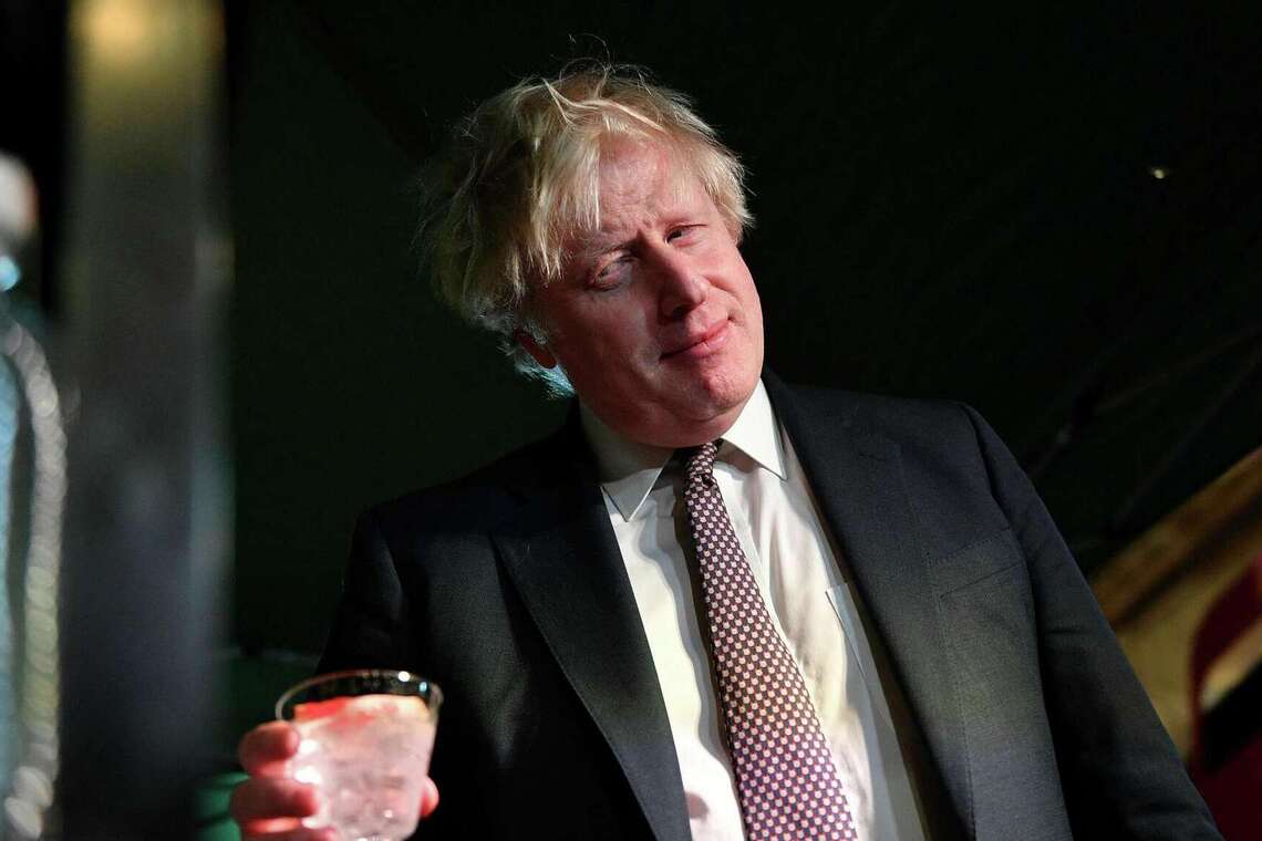 Вероятный кандидат в премьеры Британии Борис Джонсон замечен на отдыхе в баре - фото
