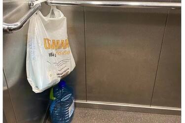 У ліфті в Києві розмістили набір виживання на випадок відключення світла