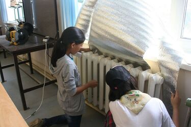 Теплоотражающий экран (фольга) за батареей: действительно ли удерживает тепло в доме