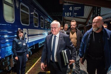 Украину впервые посетил президент Германии Штайнмайер и получил военный намек от 'Укрзализныци' (фото)