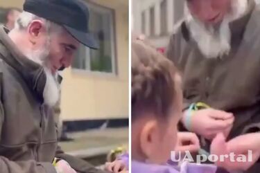 Командиру чеченських добровольців, які воюють за Україну, діти подарували синьо-жовті стрічки