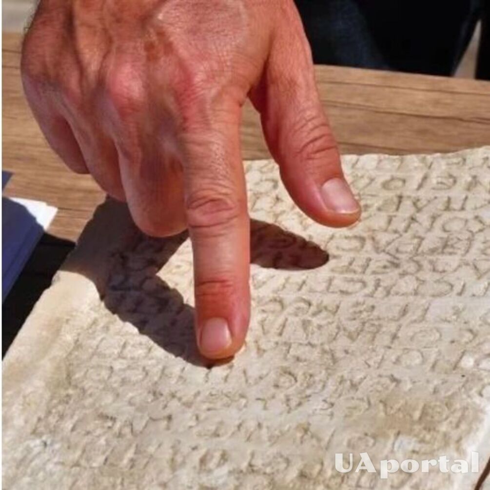 Исследователи расшифровали мраморную надпись 1800-летней давности, найденную во время раскопок в турецком Эгае (фото)