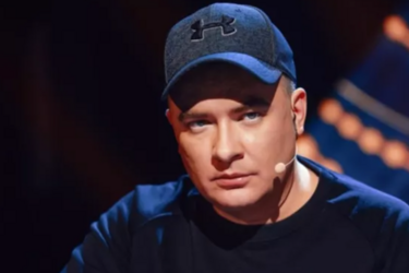 Андрей Данилко в вышиванке и с гитарой показал с кем праздновал день рождения