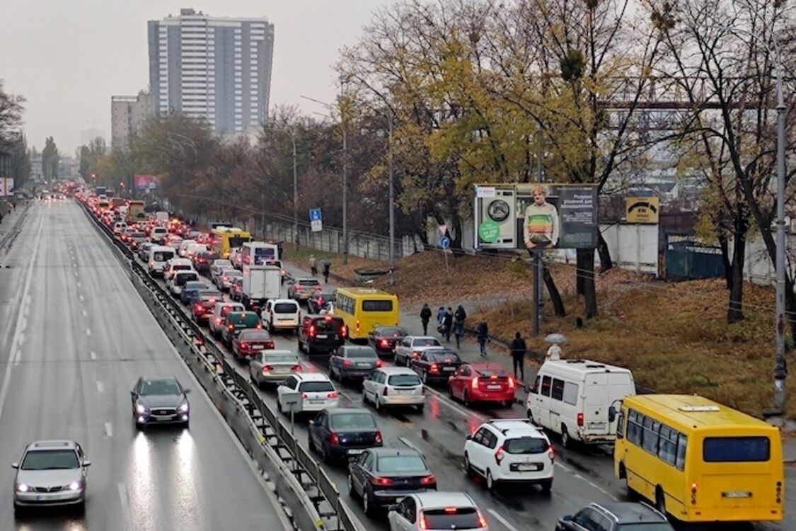 У Києві водій Volkswagen спробував проскочити між двома автомобілями та скоїв ДТП (відео)