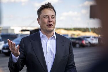 Илон Маск предложил выкупить Twitter по завышенной цене