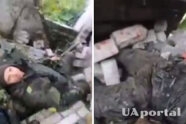 Один из украинских воинов прямо во время штурма помогает раненому оккупанту, которого привалило кирпичами