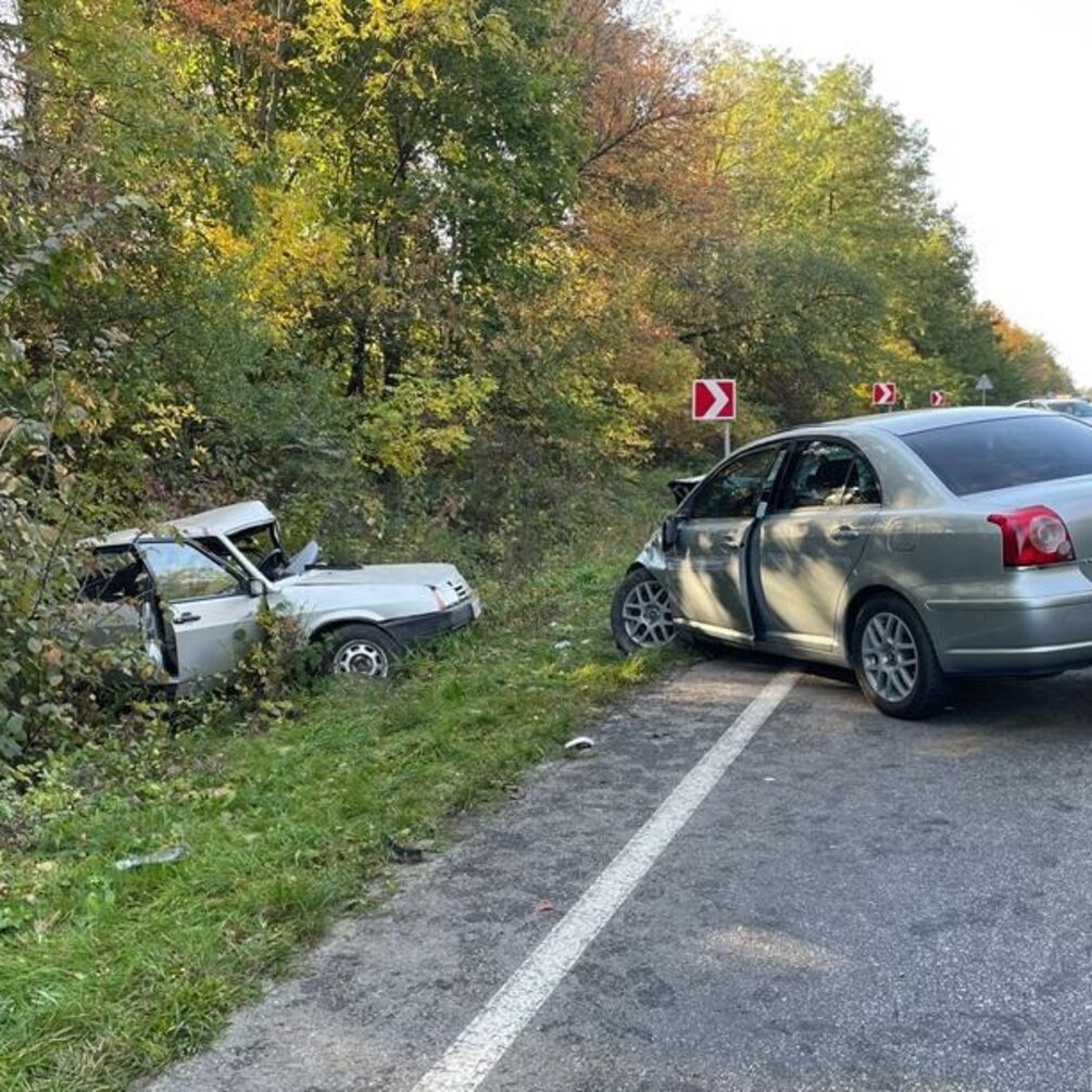 Смертельное столкновение на Буковине: один из автомобилей от удара опрокинулся в кювет, водитель погиб (фото)