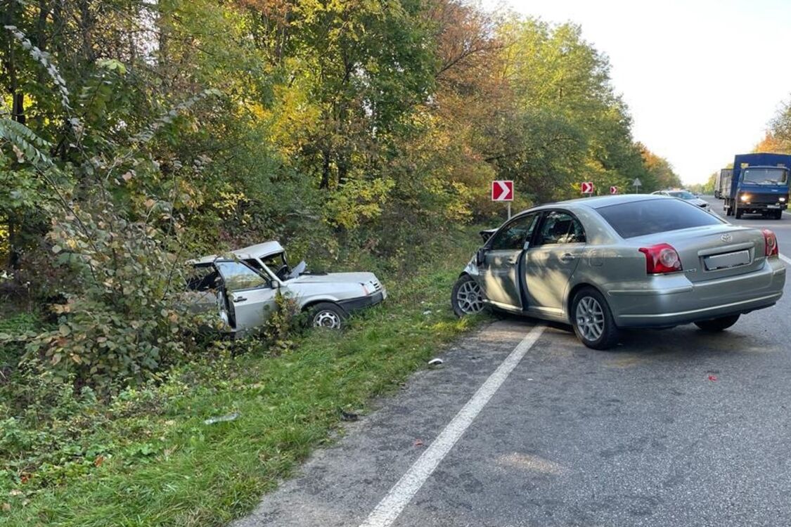 Смертельне зіткнення на Буковині: одна з автівок від удару перекинулася в кювет, водій загинув (фото)