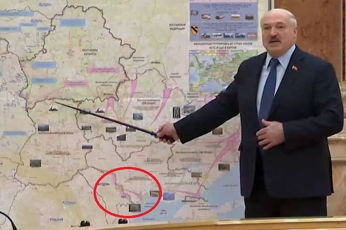 Александр Лукашенко показывает, откуда готовилось нападение