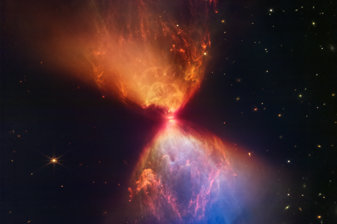 Телескоп Уэбба увидел газопылевой кокон молодой звезды на раннем этапе эволюции (фото)