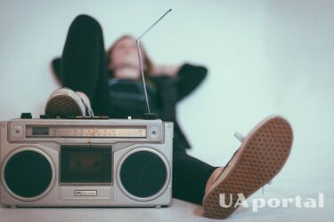 Почему некоторые песни постоянно 'крутятся в голове' и как они становятся популярными: ответ ученых