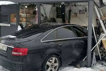 У Житомирі водій не впорався з керуванням і протаранив кафе (відео)