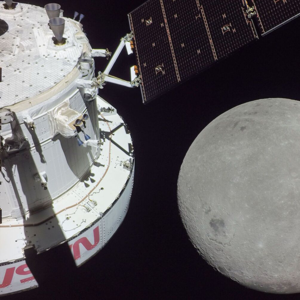 Космический корабль Orion прислал фото обратной стороны Луны, совершив свой первый близкий облет спутника